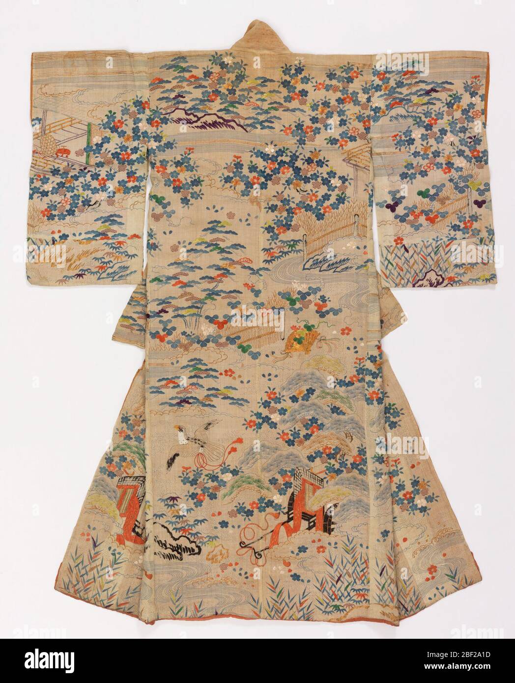 Kimono. Kimono blanc en toile d'herbe, imprimé à l'encre bleue et brune et brodés en soie et en soie, fils métalliques et soie de pin, bambou, fleurs de prune, nuages, ruisseau traversé par un pont, oiseaux, etc. Banque D'Images