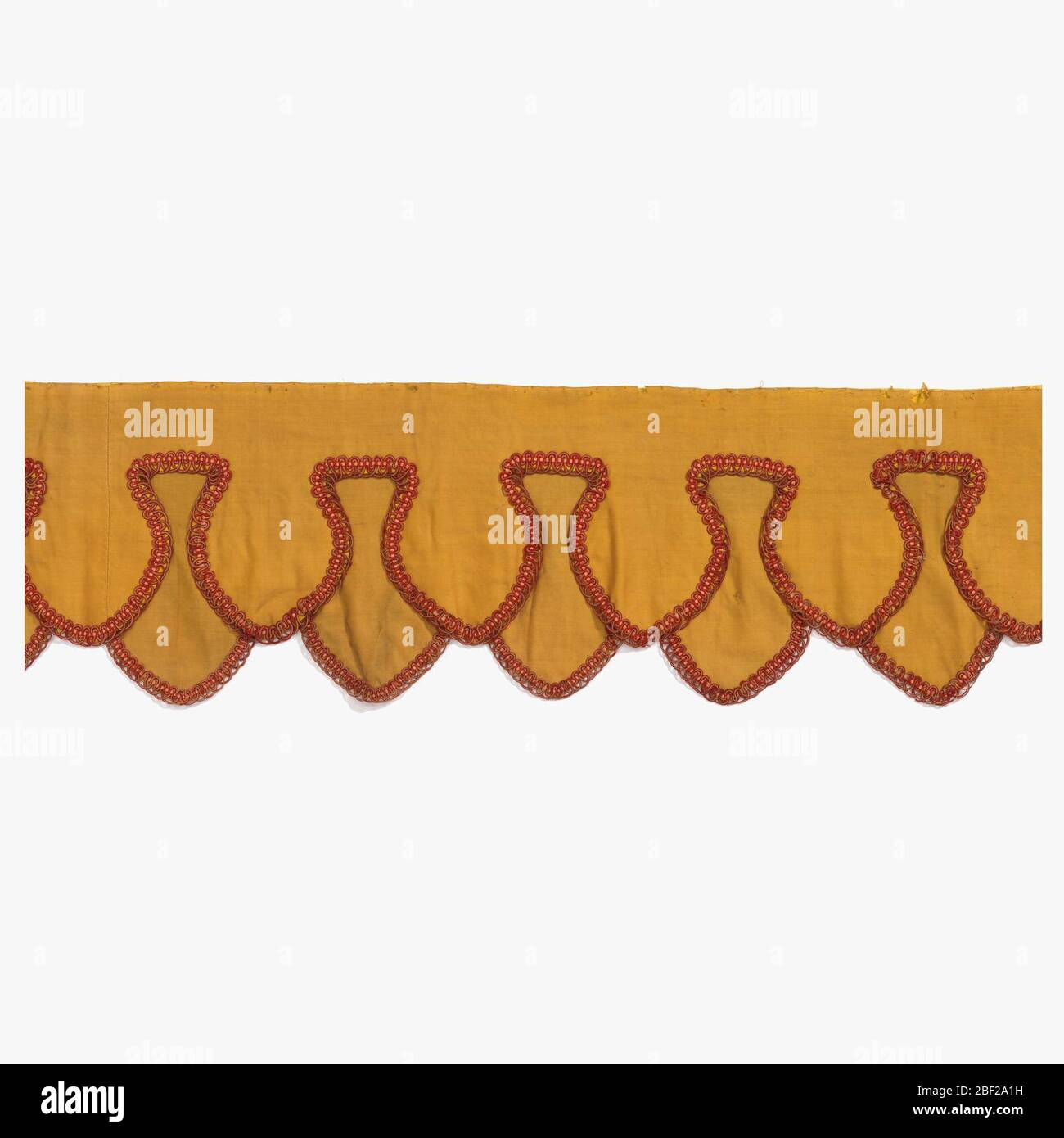 Valeur. Valance en coton jaune tissé avec une double couche de laine d'agneau. Garniture passionnée couleur crème et rouille. Banque D'Images