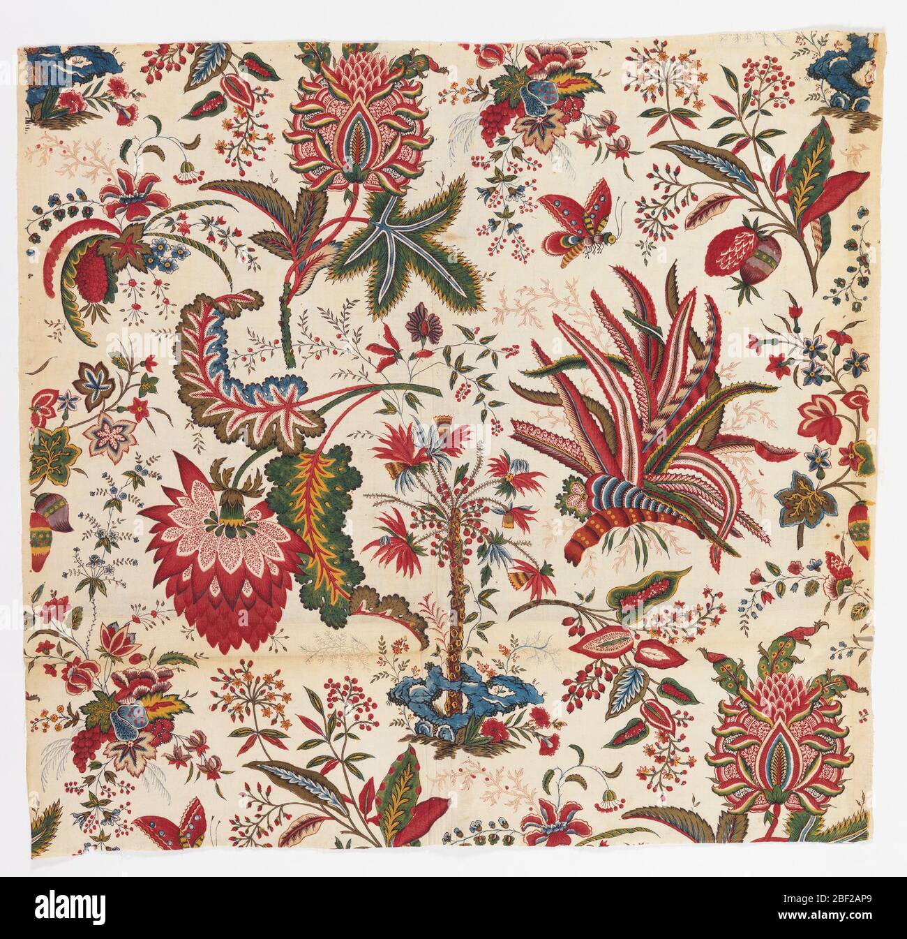 Fleurs tropicales et palmiers. Coton à imprimé blocs avec plantes exotiques, dont un aloès et un arbre de palmiers diminue avec un papillon, dans des couleurs vives sur un fond blanc. Banque D'Images