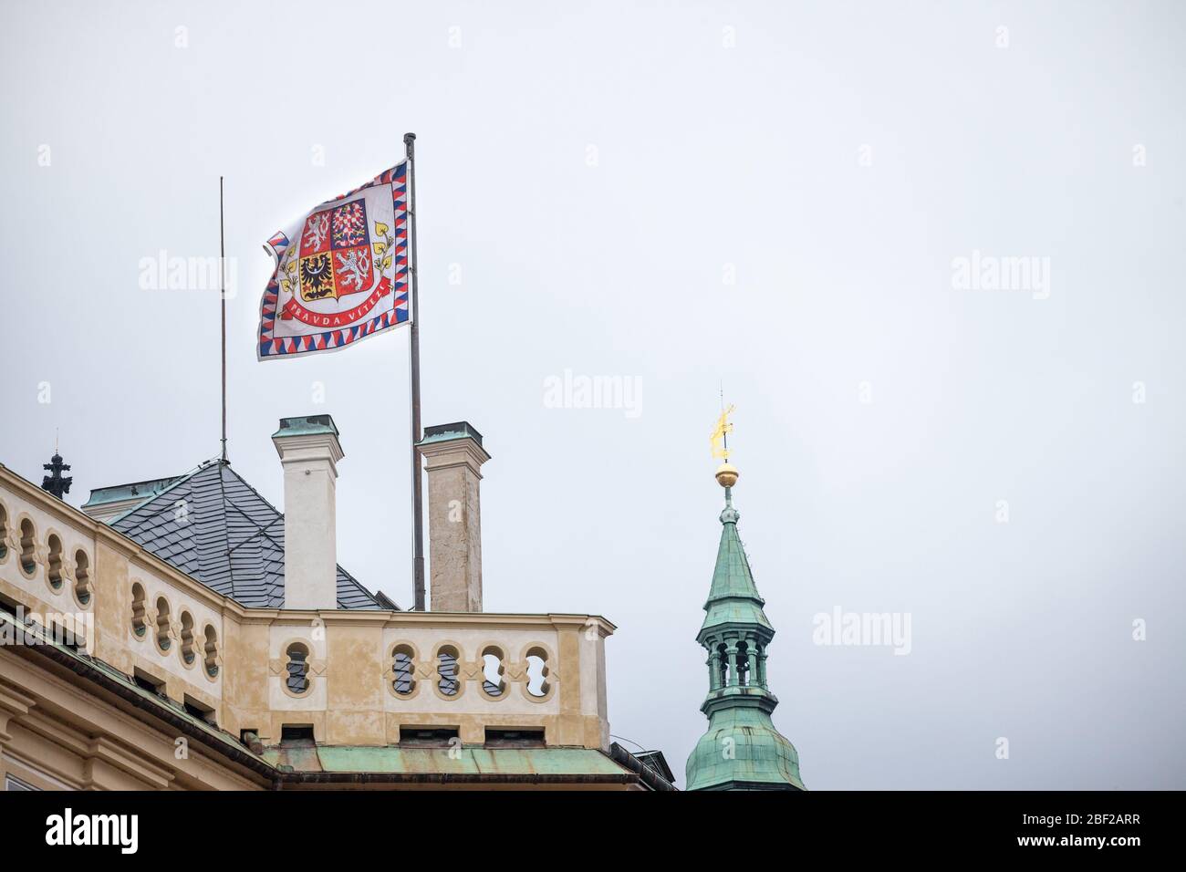 Le drapeau officiel du président de la République tchèque flottant au-dessus du château de Prague (Prazsky Hrad) avec son slogan en tchèque, Pravda Vitezi, c'est-à-dire Banque D'Images