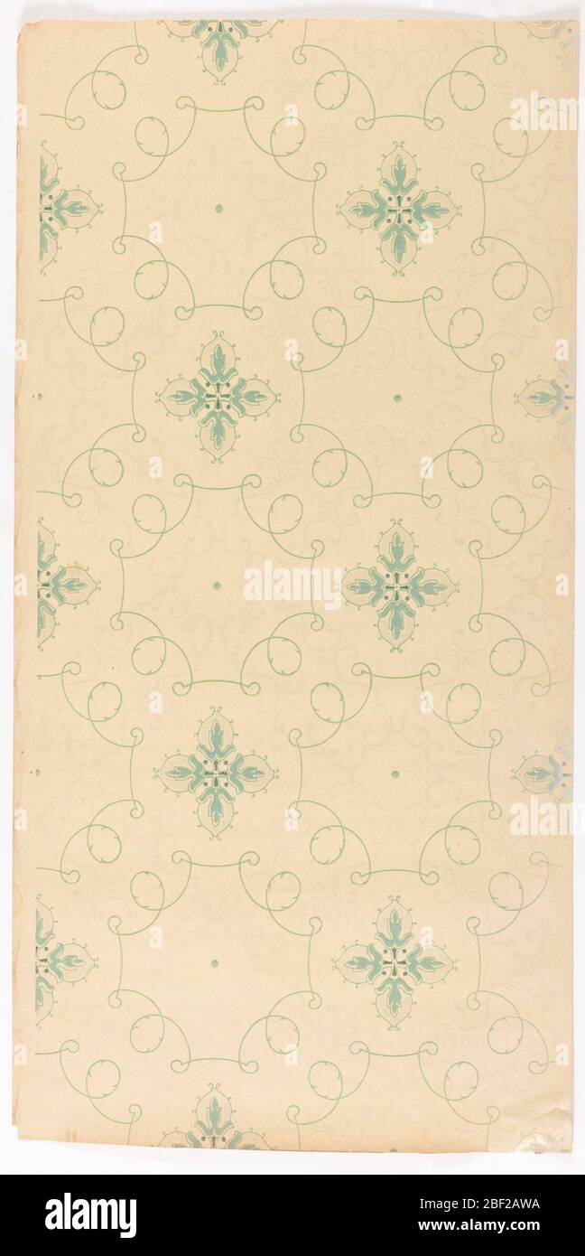 Papier de plafond. Motifs fleuris représentant des motifs représentant le calète et le curling qui créent un motif de grille ou de treillis. Imprimé en bleu, gris mica et noir sur un sol très clair ou blanc cassé. Banque D'Images