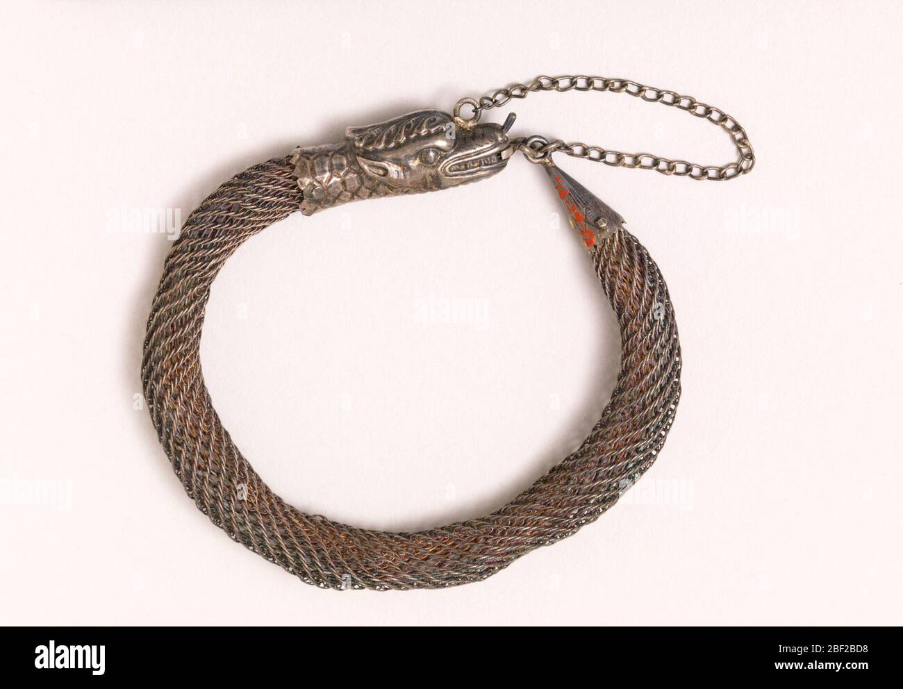 Bracelet. Bracelet en filigrane d'argent avec fermoir représentant la tête d'un serpent. Banque D'Images