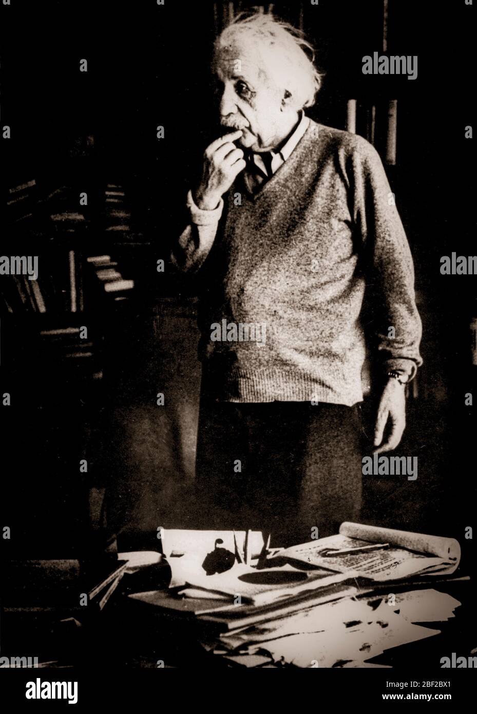 1 janvier 1950 - Princeton, NJ, États-Unis - physicien théorique ALBERT EINSTEIN, largement considéré comme le scientifique le plus important du XXe siècle et l'un des plus grands physiciens de tous les temps, A produit une grande partie de son travail remarquable pendant son séjour à l'Office des brevets et dans son temps libre. Bien que mieux connu pour la théorie de la relativité, il a reçu le prix Nobel de physique de 1921. Banque D'Images