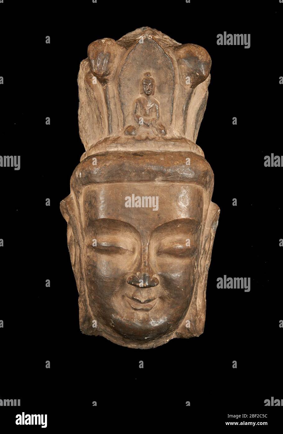 Chef de Bodhisattva en haut relief avec une grande headdress contenant la figure d'Amida. Yamanaka et Co Banque D'Images