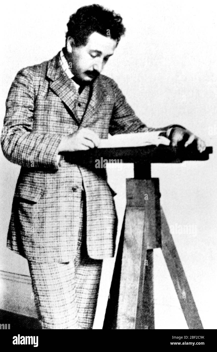 1 janvier 1950 - Princeton, NJ, États-Unis - physicien théorique ALBERT EINSTEIN, largement considéré comme le scientifique le plus important du XXe siècle et l'un des plus grands physiciens de tous les temps, A produit une grande partie de son travail remarquable pendant son séjour à l'Office des brevets et dans son temps libre. Bien que mieux connu pour la théorie de la relativité, il a reçu le prix Nobel de physique de 1921. Banque D'Images