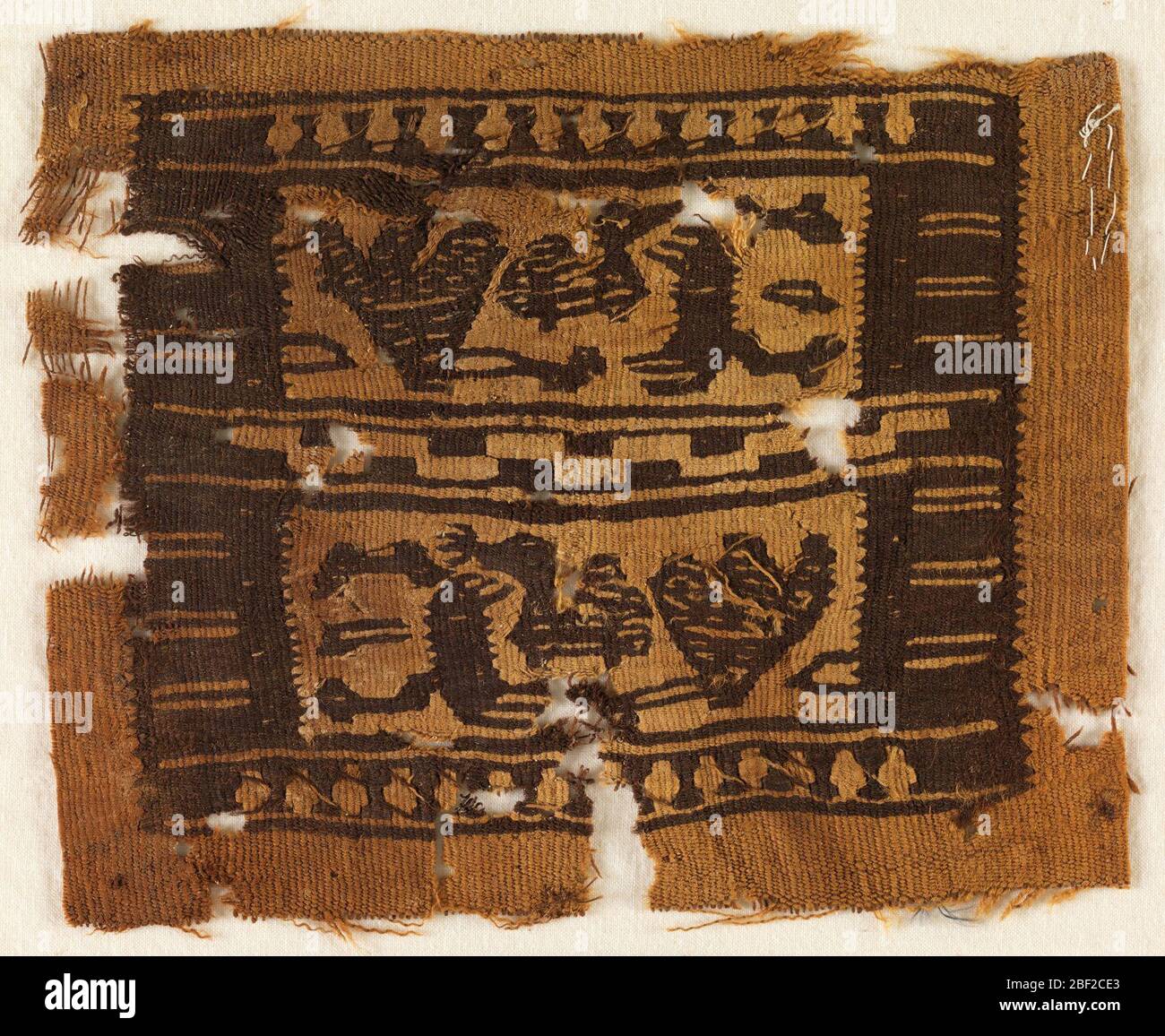 Fragment. Fragment de textile copte. Linge et laine tissés montrant des figurines d'animaux et d'oiseaux à l'intérieur d'une bordure graphique. Banque D'Images