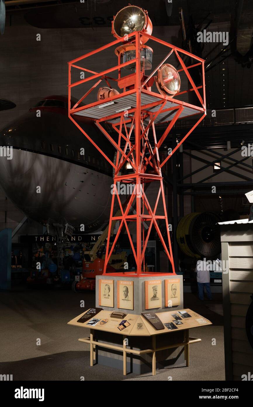 Gyrophare et voie aérienne de la tour. Gyrophare Airways, dernière opération aux États-Unis. Un gyrophare 24', avec un voyant rouge codé et des unités de commande. Les cinq pieds de tour inclus. Banque D'Images