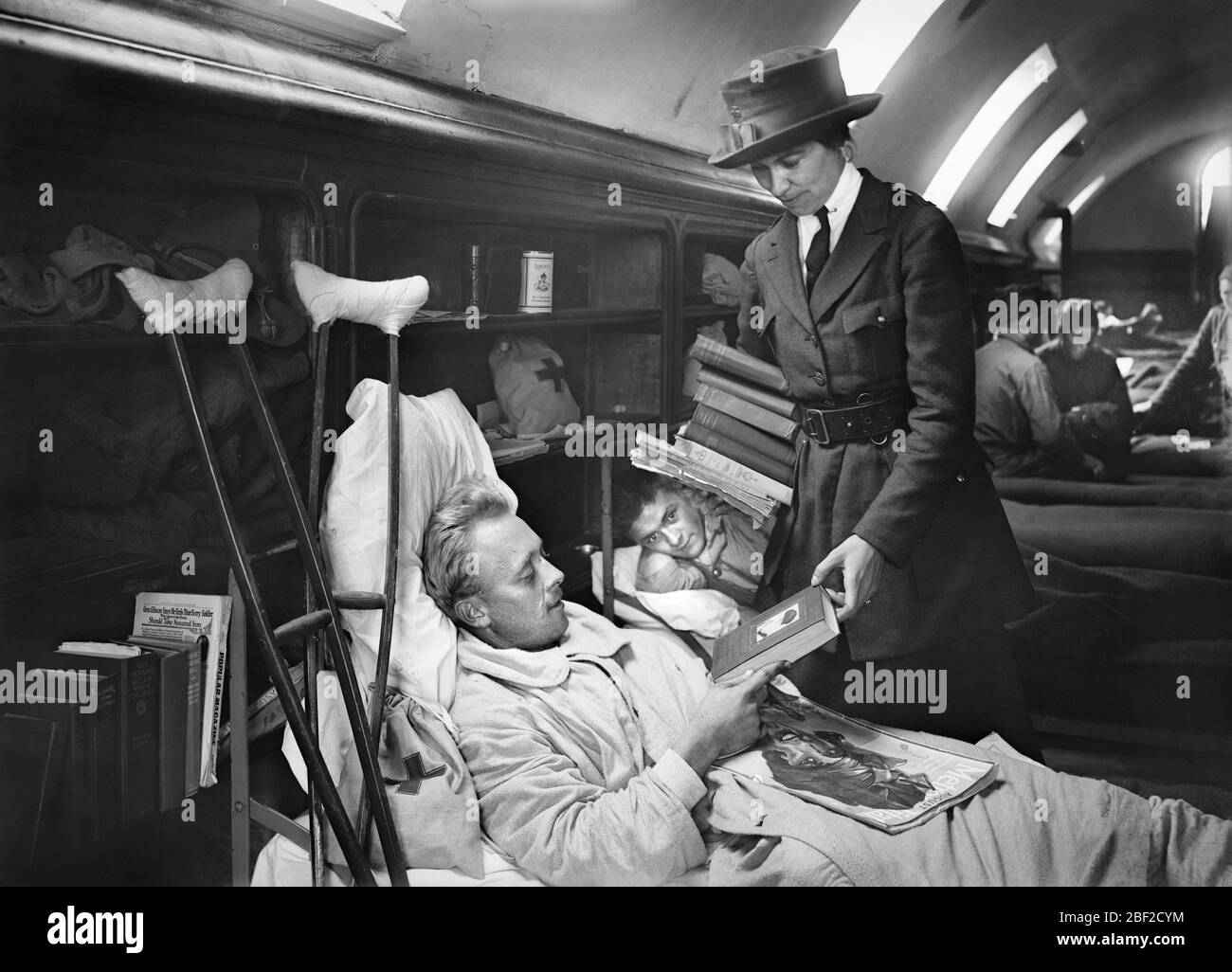 Soldat américain blessé recevant des livres fournis par la Croix-Rouge américaine à l'hôpital de base américain n° 27, Tours, France, Lewis Wickes Hine, collection de photographies de la Croix-Rouge nationale américaine Banque D'Images