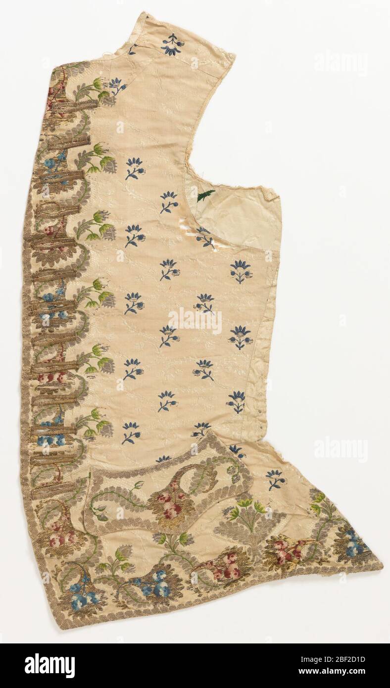 Gilet de costume. Gilet de costume sans col brodé de soie et de fils métalliques. Base de brocart crème avec fleurs de queue, brodées avec fleurs bleues dispersées dans tout et fleurs polychromées le long des rabats de poche au centre, au fond et à courbé. Banque D'Images
