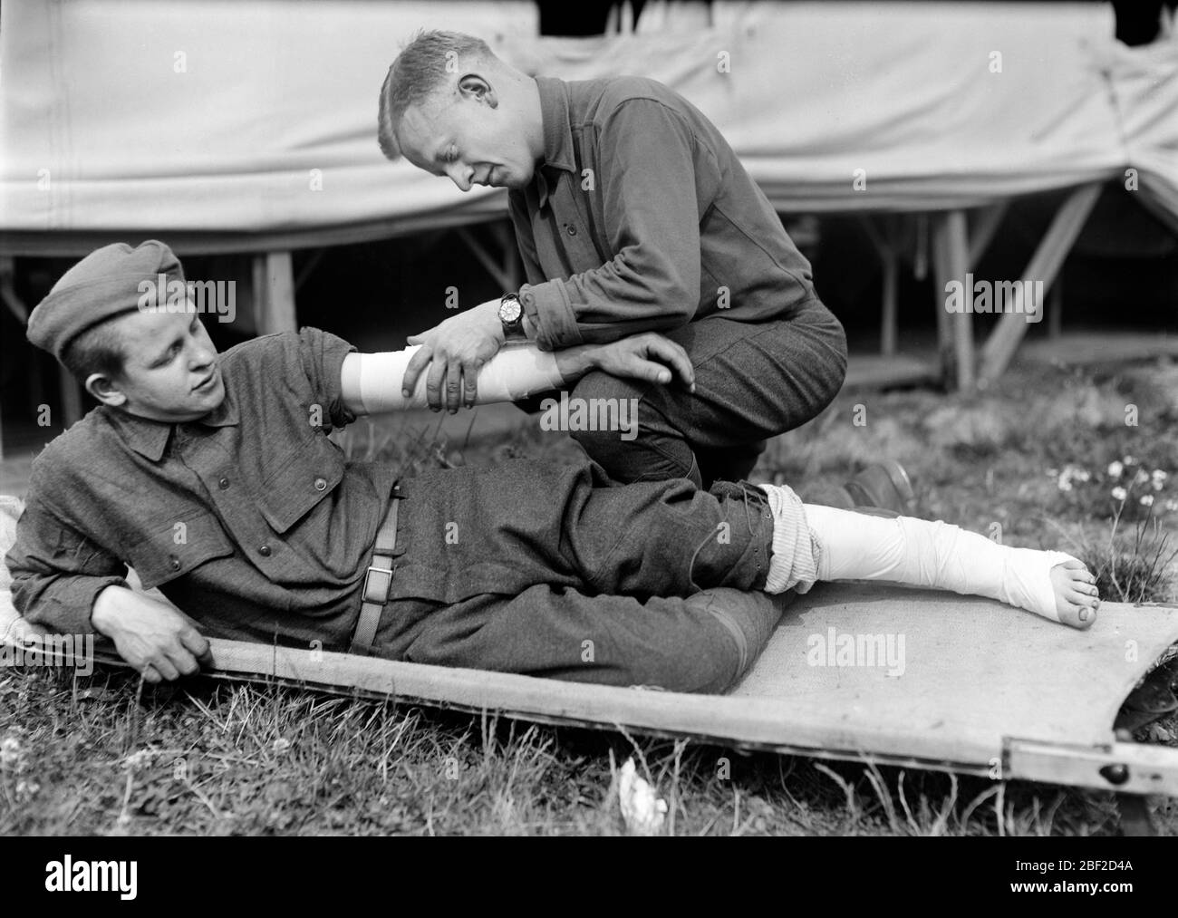 Soldats américains à l'American Military Hospital No. 5 démontrant l'utilisation de bandages reçus dans des colis de front fabriqués à Paris dans des salles de travail de la Croix-Rouge américaine, Auteuil, France, Lewis Wickes Hine, American National Red Cross Photosition Collection, août 1918 Banque D'Images