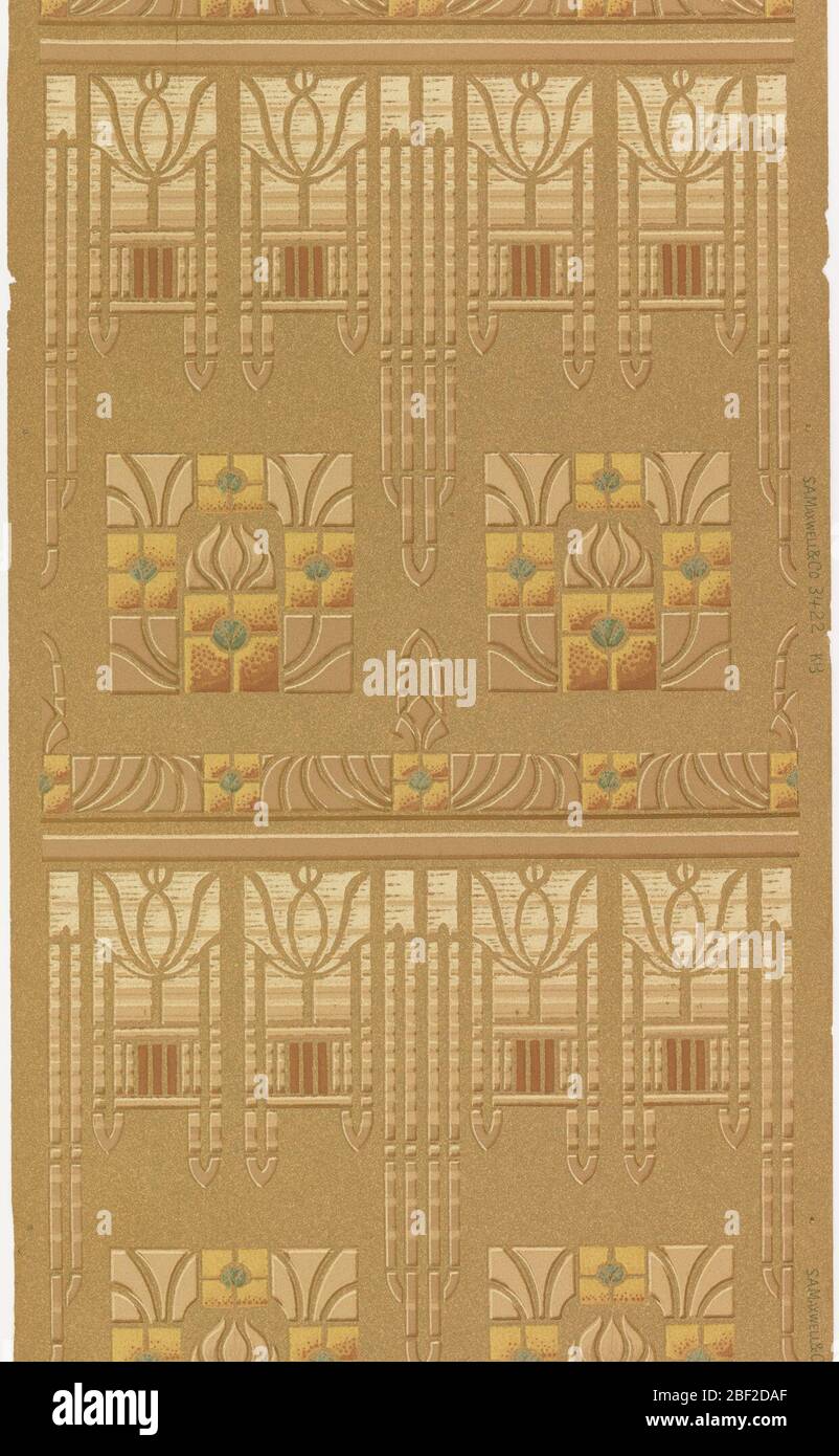 Bordure. Sur sol rayé vertical gris clair et brun clair; bouquets étadés en rouleaux d'or et bouquets blancs et brun clair, rinceaux les reliant tous. Banque D'Images