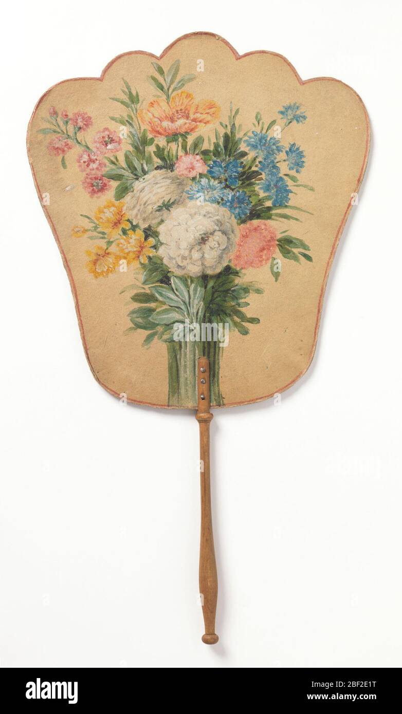 Écran tactile. Écran à main avec feuille de papier peinte à la main. Obverse : un bouquet coloré de fleurs. Inverse : fleurs bleues en forme de trompette ressemblant à Gentiana Acaulis. Poignée en bois tournée. Banque D'Images