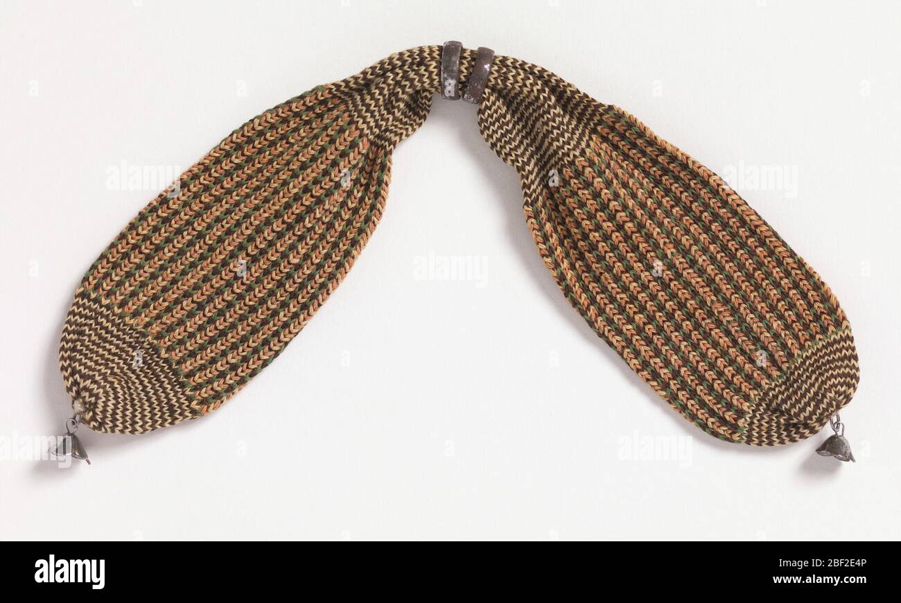 Sac à main Misers. Porte-monnaie en maille verte, rose, marron et blanche, avec anneaux en acier et ornements en forme de cloche à chaque extrémité Banque D'Images