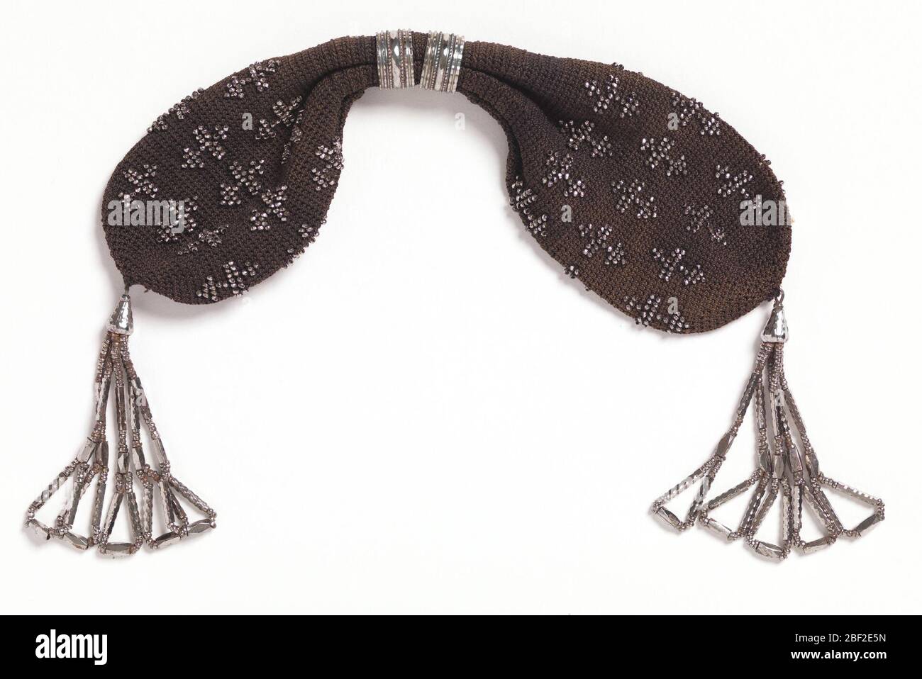 Sac à main Misers. Sac à main de miser, crocheté de soie noire avec motif de croix et glands de perles d'acier. Banque D'Images