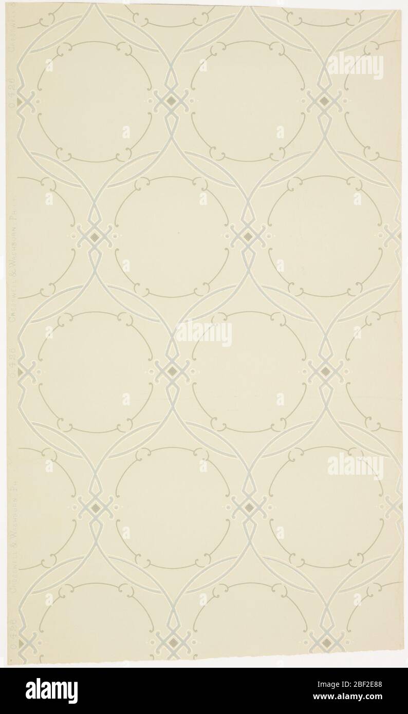 Papier de plafond. Motif de couches de cercles d'interlockings avec intérieur de couronne de défilement secondaire. Imprimé en mica liquide bleu clair, gris et blanc sur un sol blanc cassé. Imprimé en bordure de mer: 'Cresswell & Washburn. Numéro de motif Phila '0.426' Banque D'Images