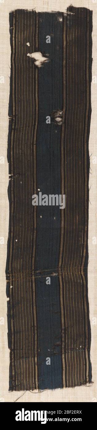 Fragment. Fragment vertical avec bande centrale large composée de fines rayures bleu marine et noir entourées de bordures de part et d'autre de fines rayures noires et brunes. Banque D'Images