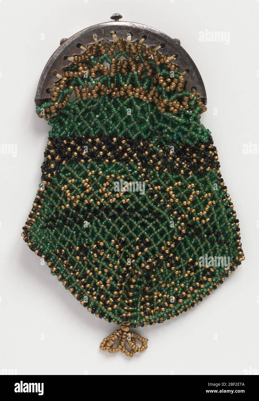 Sac à main. Petit sac à main en forme de filet ouvert avec perles de verre vert, noir et or, monté dans un cadre en acier ordinaire. Banque D'Images