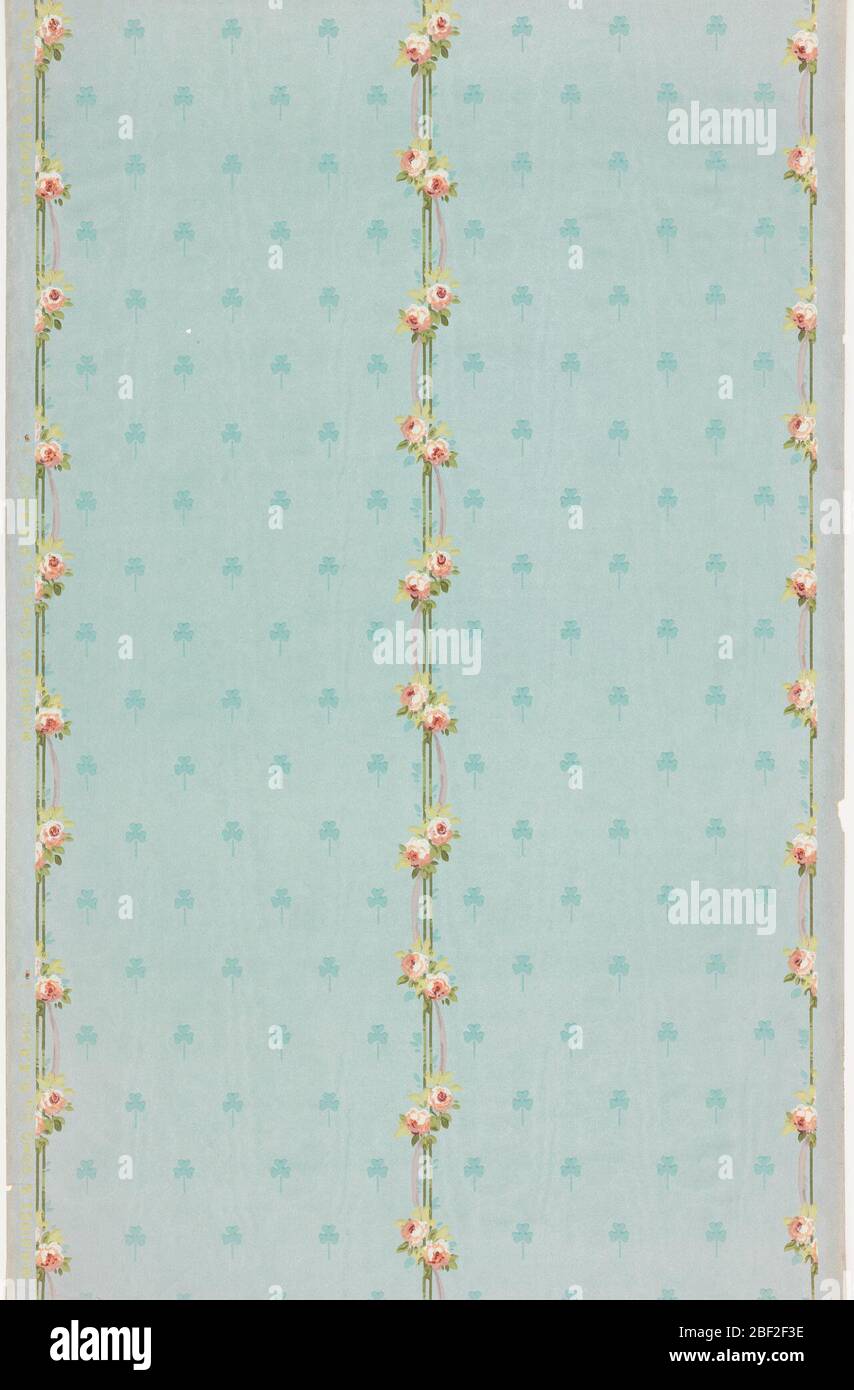 Flanc et frise. A) petite bande fleurie. Petits bouquets avec rubans sur terre de moiré avec motif trèfle à trois feuilles; b) frise de couronne avec rencontre à rayures fleuries dans l'arche pointue. Motif à fines rayures au-dessus des arches. Imprimé en bordure de la selle : « H Birge & Sons Co USA ». Banque D'Images