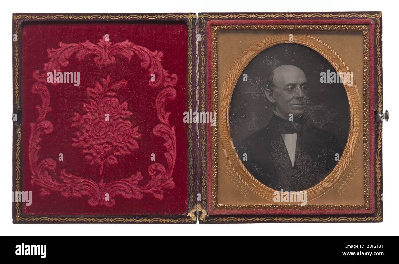Daguerréotype de William Lloyd Garrison. Un daguerréotype de William Lloyd Garrison dans un cas. Dans le portrait, Garrison porte un costume et des lunettes et regarde vers la gauche. L'extérieur du boîtier est noir avec une bordure en or. Banque D'Images