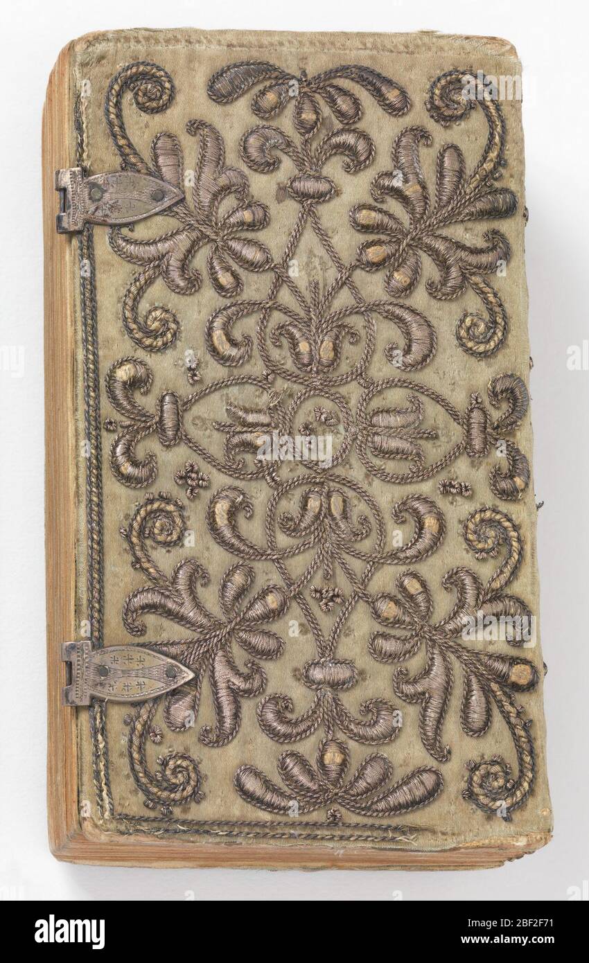 Livre avec couvertures brodées. 'La Sainte Bible' recouverte de satin de soie verte et brodée dans un motif de vigne symétrique utilisant des fils métalliques. La broderie est en très haut relief. Banque D'Images