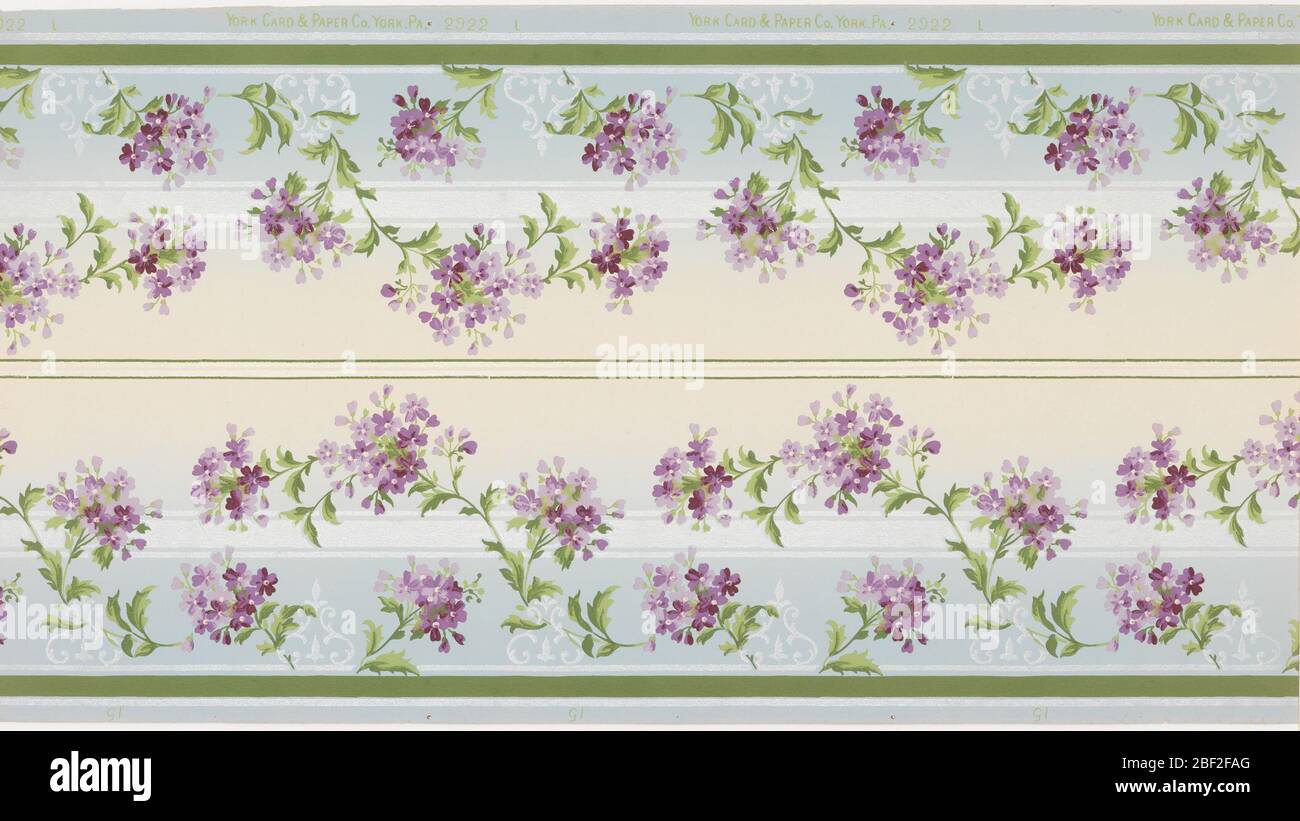 Frise. Les bordures ont été imprimées deux par-dessus la largeur (non symétrisées). Vignes répétées avec des grappes de petites fleurs violettes. Les parties supérieure et inférieure sont dotées de mica liquide blanc mince et épais et de bandes vertes. La mise à la terre est grisée du bleu clair (bas) à la crème (haut). Banque D'Images