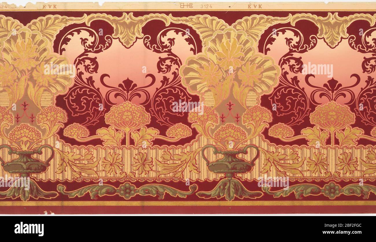 Frise. Design dense et sombre avec bouquets de fleurs de la Reine Anne, comme la dentelle, chaque seconde dans une urne. Un regroupement de trois fleurs au-dessus de chaque urne. L'arrière-plan est de rose en haut à rouge en bas. Banque D'Images