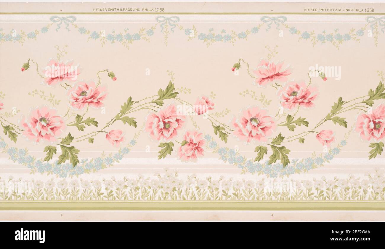 Frise. Le coquelicot s'est envengé avec un coquelicot bleu vif au centre du panneau. Fleurs bleues sur toute la surface du design avec bande de fleurs blanches sur le bord inférieur. Imprimé en rose, bleu, vert et blanc sur un sol blanc cassé. Banque D'Images