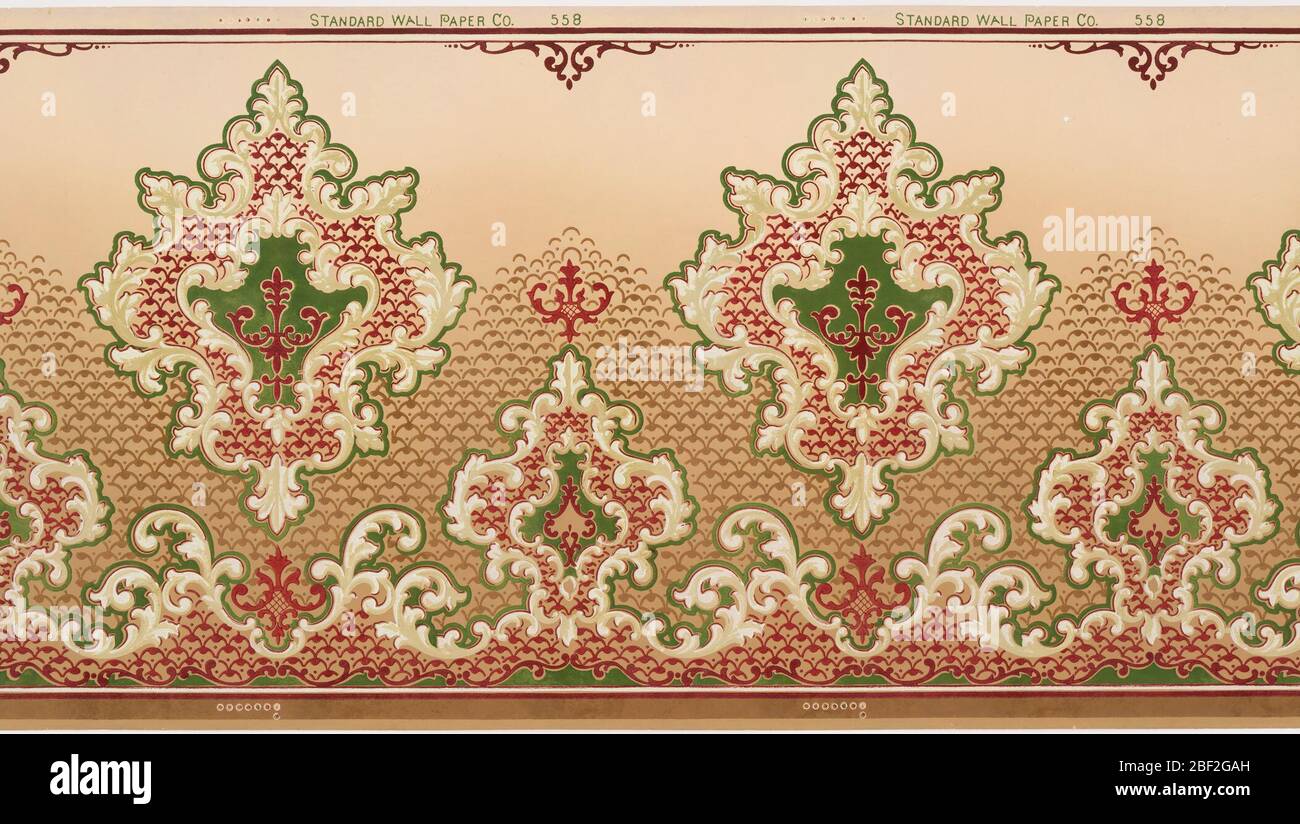 Frise. Grands médaillons foliaires flottants alternant avec des médaillons plus petits et mis à la terre. Le tiers supérieur de l'arrière-plan est brun clair, tandis que les deux tiers inférieurs contiennent un modèle d'échelle de poisson. Banque D'Images