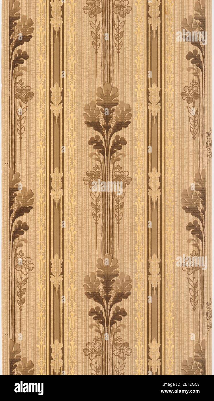 Flanc. Rayures foliaires. Larges bandes de feuillage, ayant l'apparence de feuilles de chêne, en grappes de cinq, entre bandes de motif or métallique étroit. Ceci alterne avec bande étroite. Imprimé dans des tons de brun, de brun clair et d'or métallique sur fond strié. Banque D'Images
