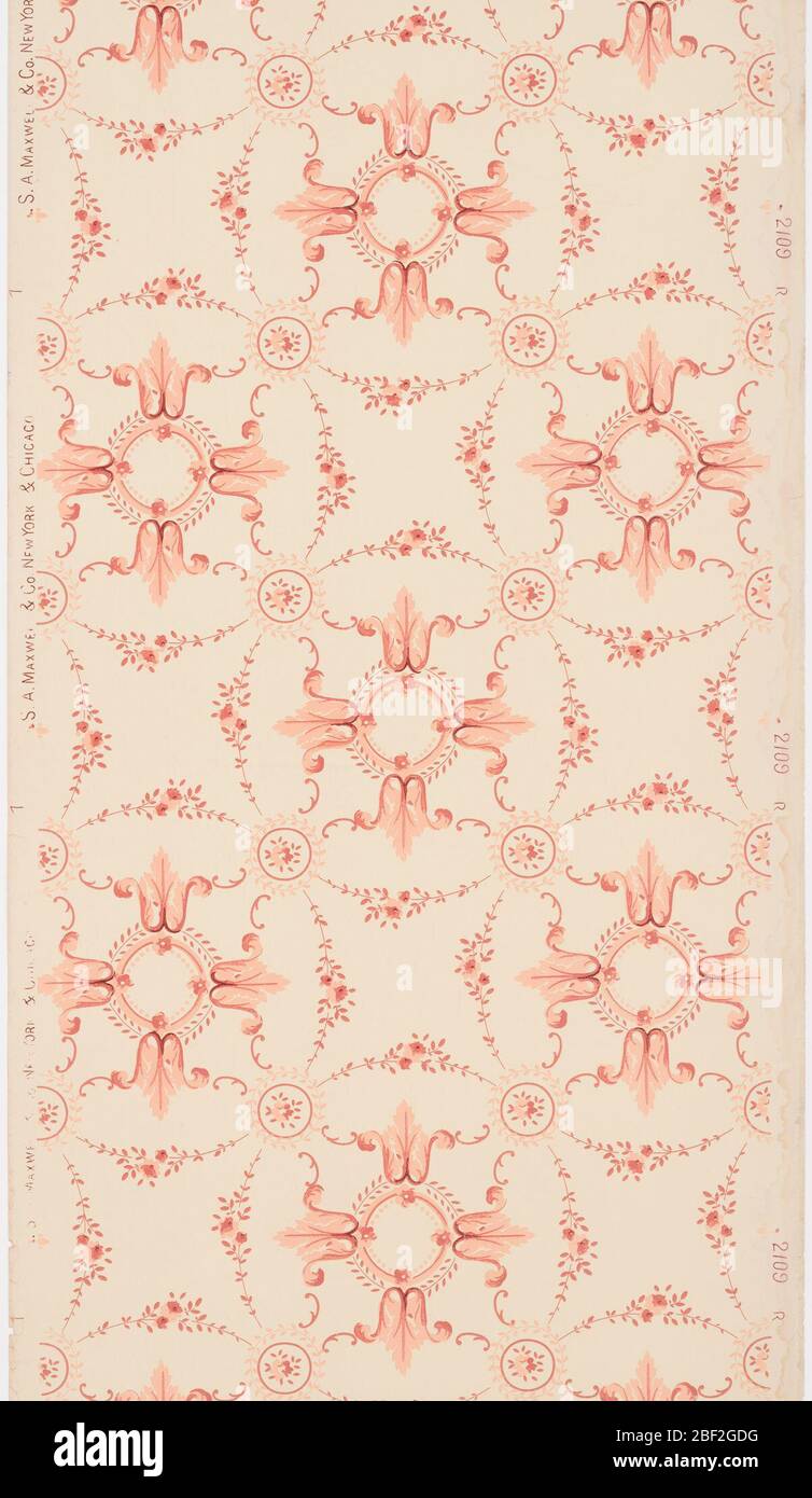 Papier de plafond. Sur terre taupe, trillilage circulaire et floral contenant le motif de quatre fleurs de style tulipe qui poussent à partir d'une couronne. Imprimé en rouge. Banque D'Images