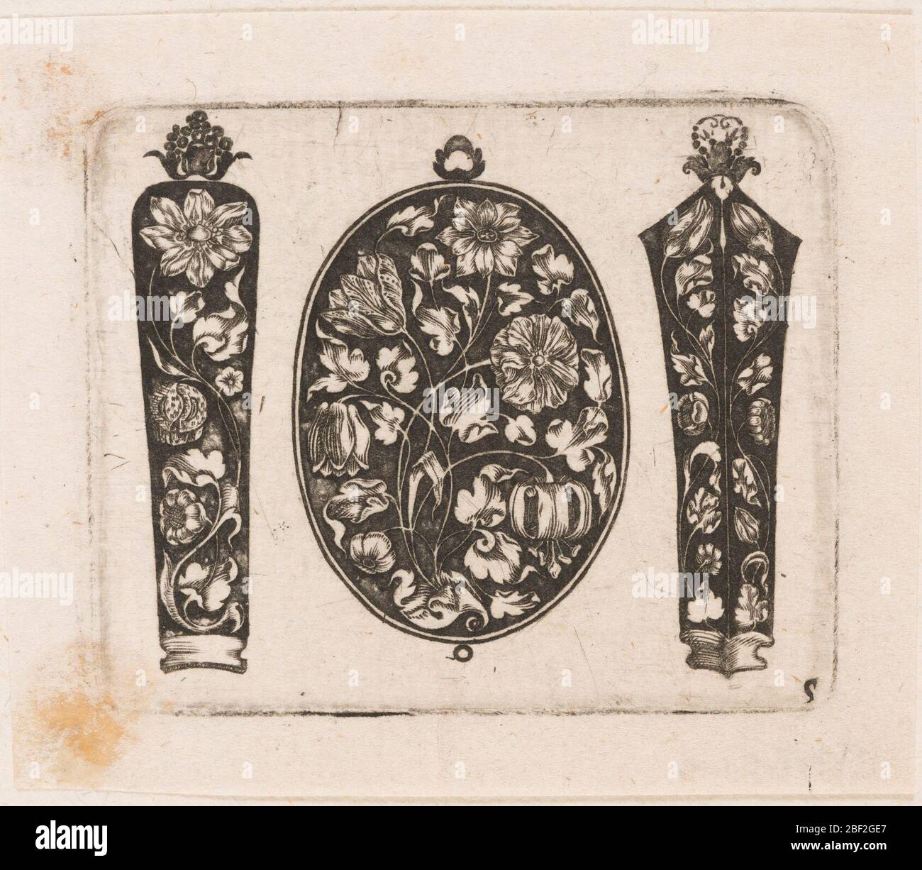 Congé oblong flanqué de deux boîtiers d'aiguille plaque 5 de Goldsmith Orkrule Designs. Trois motifs blancs sur noir séparés pour un congé ovale ou une suspension flanquée de ce qui est considéré comme des étuis à aiguilles. La suspension est ornée d'un spray asymétrique de tulipes et de feuilles soutenues par des tiges en décomposition. Banque D'Images