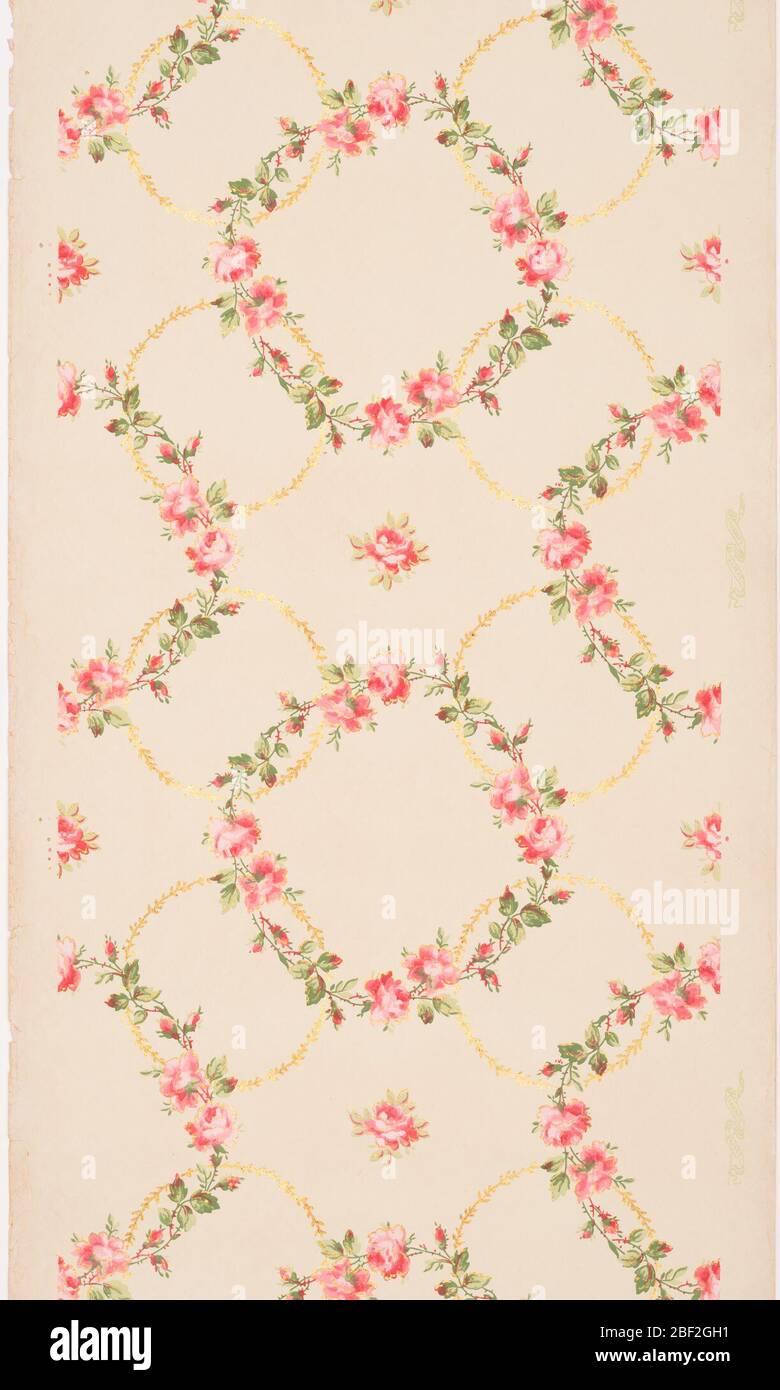 Papier de plafond. Sur terre beige, treillis en wréaths dorés avec fleurs roses et feuilles vertes. Papier gigue. Banque D'Images