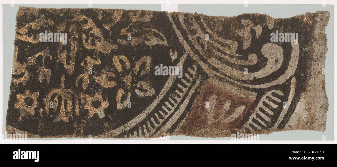 Bonad. Rectangle horizontal avec un motif fragmental de fleurs stylisées en or sur un sol noir floqué entouré d'une voûte et d'un rouleau gris, marron et noir. Marge à gauche. Imprimé avec un flock noir et brun et de la peinture grise et or sur toile. Banque D'Images