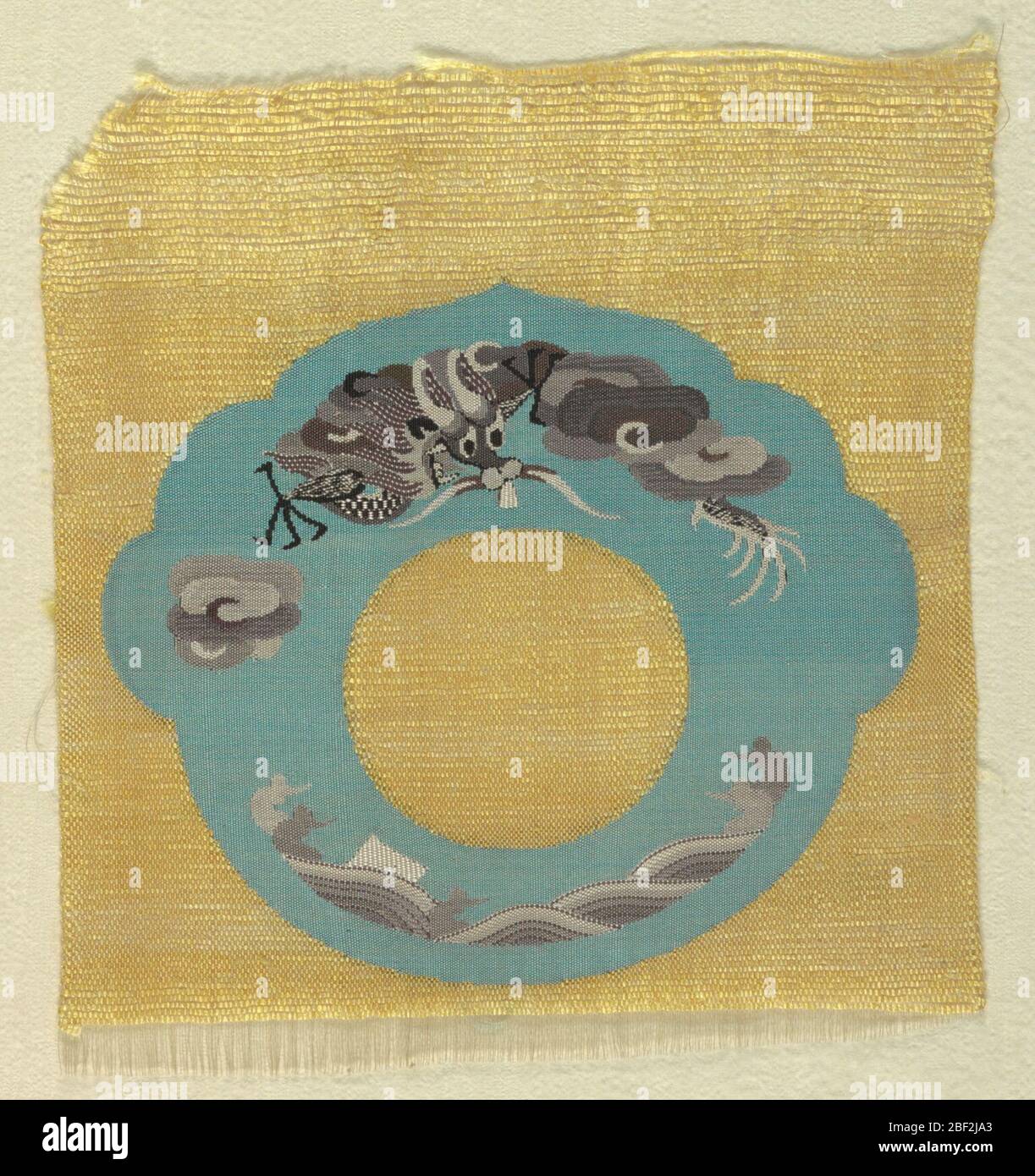 Accessoires de costume non coupés. Les pièces non coupées pour accessoires de costume ont un sol jaune avec un anneau bleu floé contenant un dragon, des nuages et des vagues dans de nombreuses nuances de gris. Banque D'Images