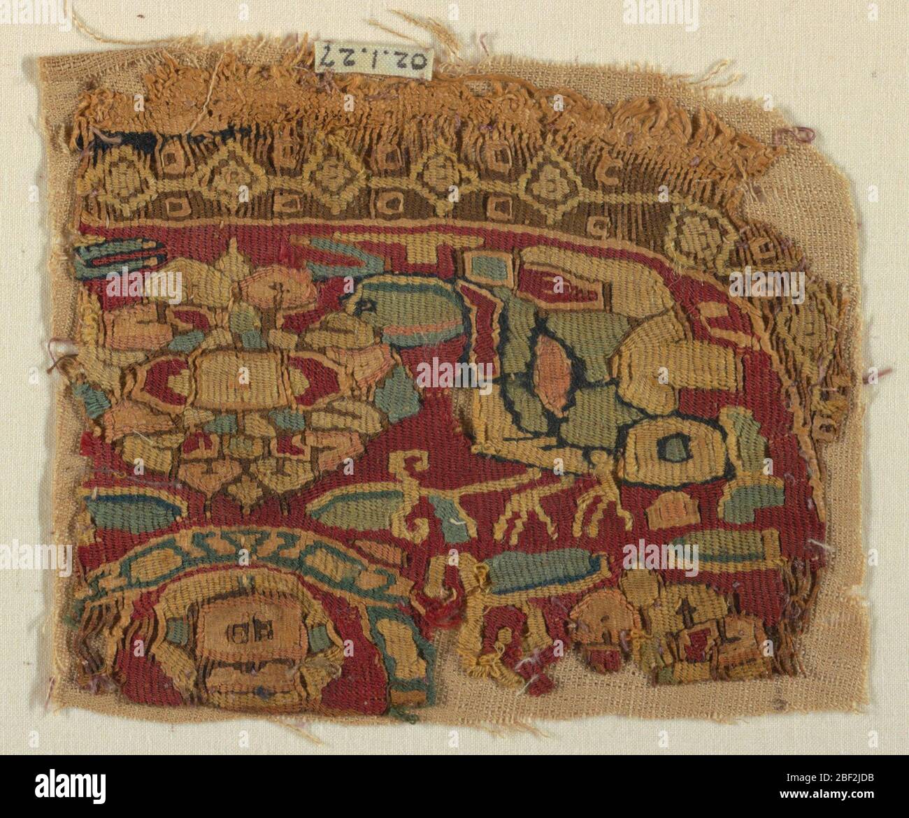 Médaillon de vêtement. Partie d'une tête et peut-être un animal. Banque D'Images