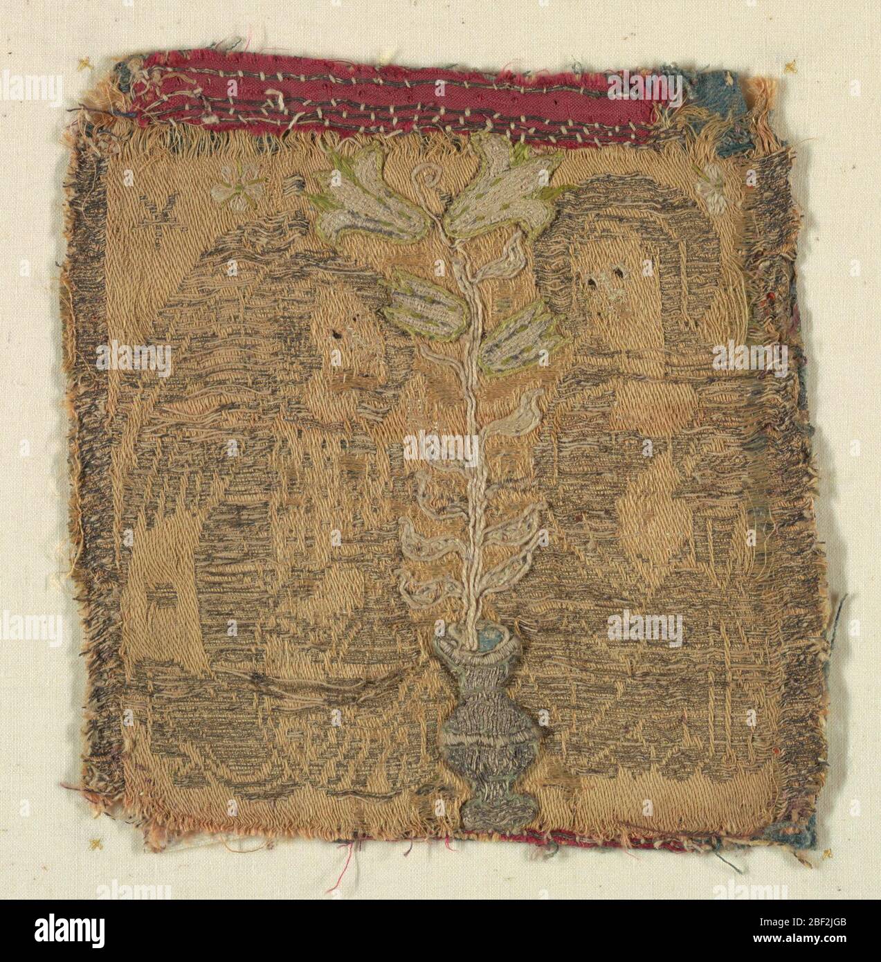 Fragment. Scène représentant l'Annonciation avec Marie et l'ange tissé en tissu. Lily dans un pot a été ajouté avec broderie et applique. Banque D'Images