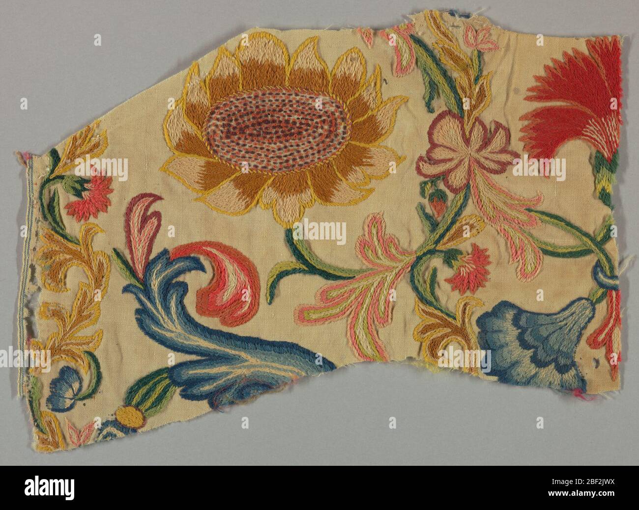 Textile. Tissage Uni en laine, brodé dans un motif fleuri polychrome à grande échelle. Chaîne, tige, satin, points de nœud. Banque D'Images