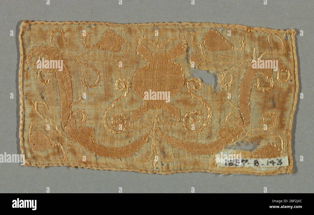 Fragment. Fragment rectangulaire marron clair avec une forme géométrique centrale entouré de bandes de défilement. Banque D'Images