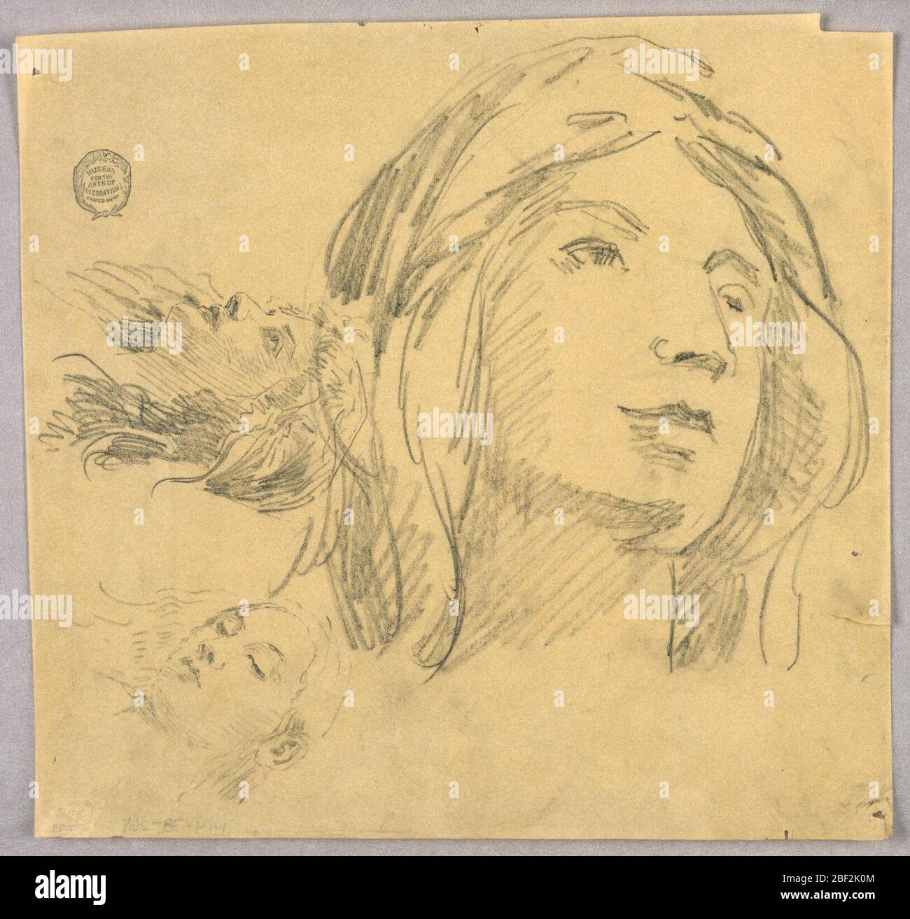 Esquisses de trois têtes. Grand croquis de la tête d'une femme, en regardant vers la droite. À gauche, deux autres têtes de femmes, orientées différemment, regardant vers la gauche. Banque D'Images Esquisses de trois têtes. Grand croquis de la tête d'une femme, en regardant vers la droite. À gauche, deux autres têtes de femmes, orientées différemment, regardant vers la gauche. Banque D'Images