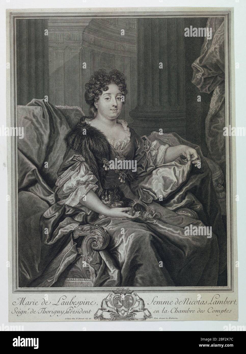 Portrait de Madame Lambert Marie de Laubespine. Portrait presque complet de la jeune femme assise dans un fauteuil. Vue de trois quarts vers la droite. Robe avec encolure ornée de décolleté rond entouré de lac. Une partie de la fourrure de son manteau est au-dessus de son épaule droite. Elle tient un chien sur ses genoux. Banque D'Images