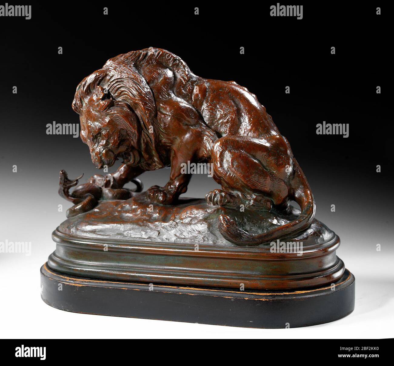 Lion Crushing a Serpent. Antoine-Louis Barye crée un plâtre grandeur nature de Lion écrasant un Serpent pour le salon de Paris de 1833. Le gouvernement a commandé une réplique à la place dans le jardin des Tuileries, qui a causé à un membre de l'Académie de commenter: "Sont les jardins. Banque D'Images