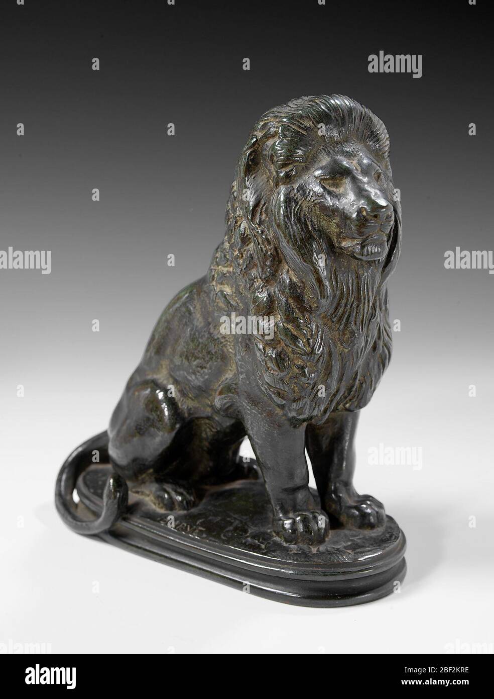 Lion assis. Assis Lion est un modèle d'esquisse d'une statue pour les jardins des Tuileries à Paris. Antoine-Louis Barye avait des normes extrêmement élevées et généralement coulé, ciselé, et patrouillé tous ses propres morceaux. Banque D'Images