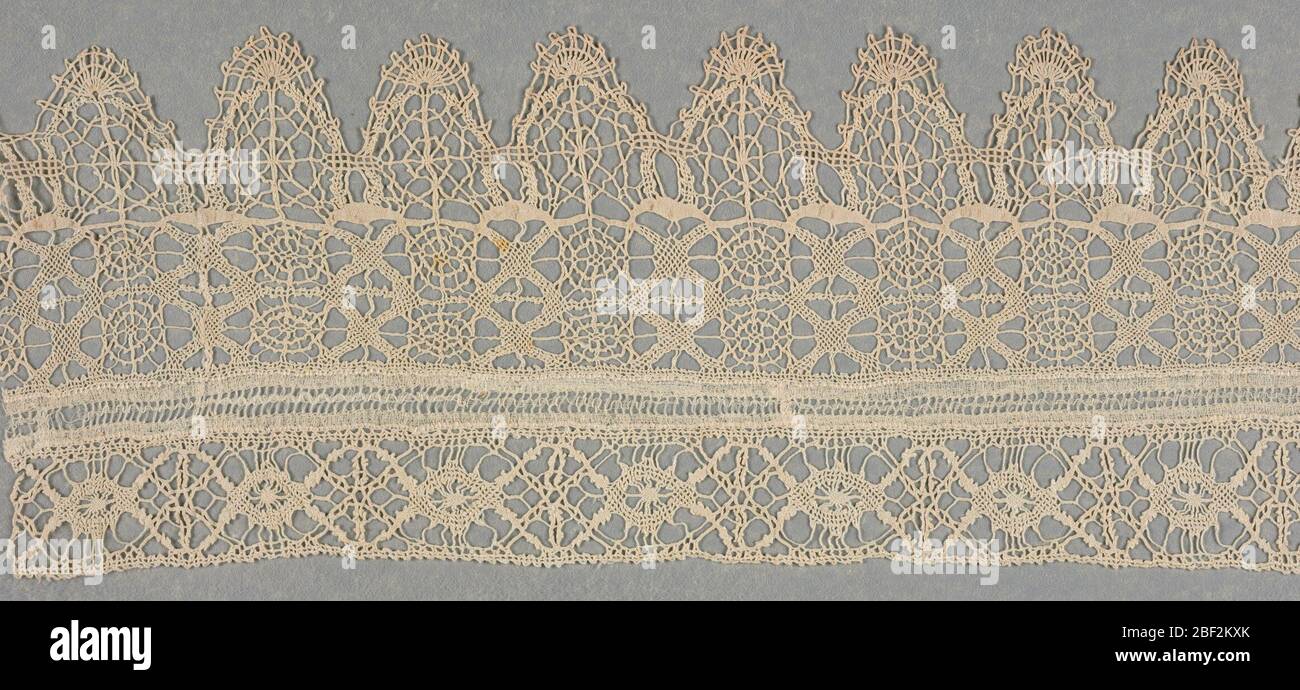 Bordure. Bordure large de motif géométrique élaboré montrant des motifs circulaires et des formes X. Encadré en haut par des rectangles et en bas par des pendentifs. Banque D'Images