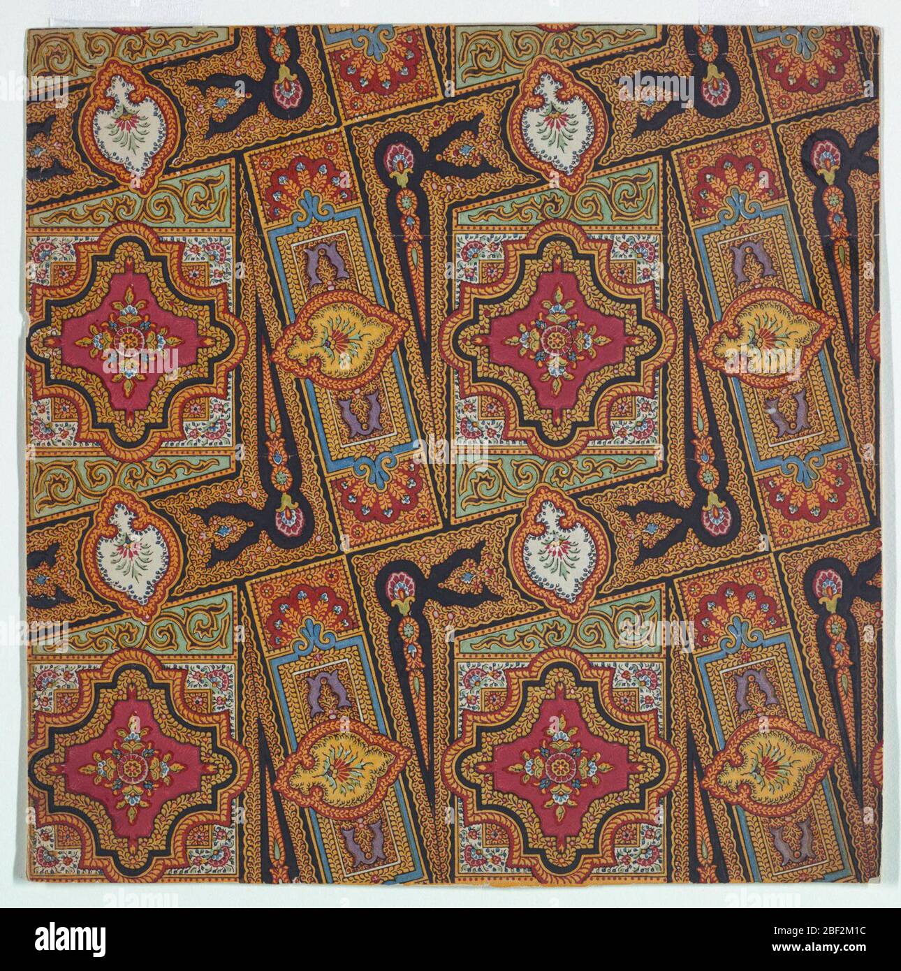 Cachemire Design. Répétition de la conception en rouge, vert, bleu, violet, or, jaune et noir. L'unité est composée d'arrangements floraux à l'intérieur de touches festonnés dans des rectangles ou des carrés, tous encadrés par des frontières à thème de feuillage d'or. Banque D'Images