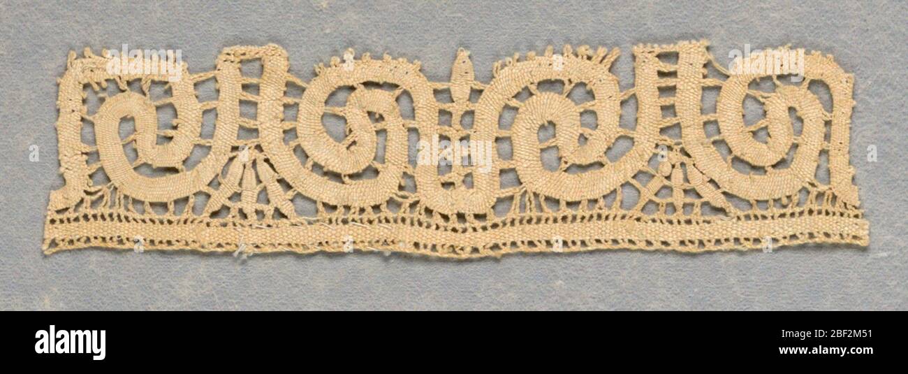 Fragment. Fragment de bordure en dentelle avec motif symétrique de rouleaux. Banque D'Images