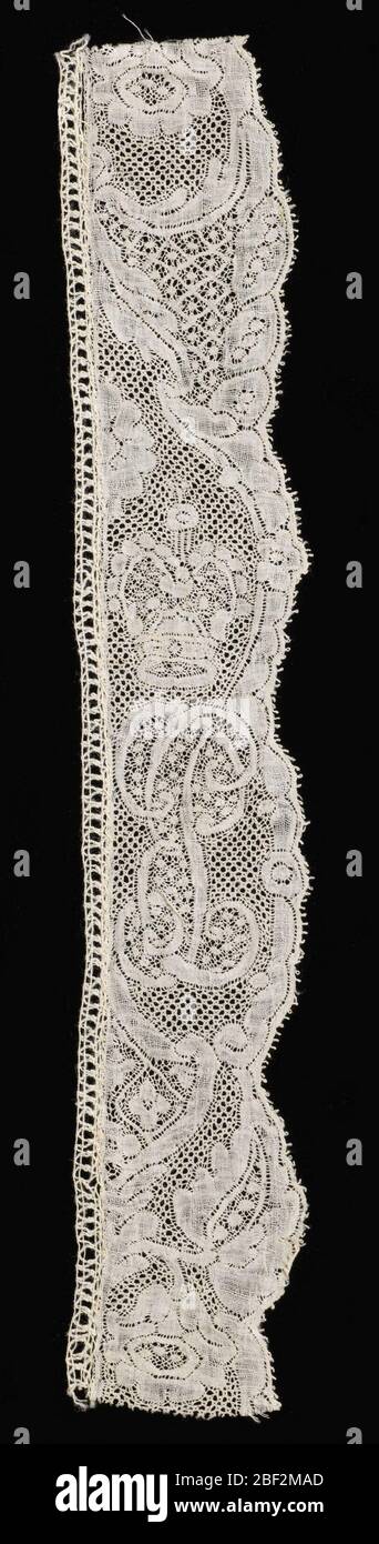 Bordure. Bordure de style Binche montrant des terres de garland enfermant une couronne et les initiales 'E.P.' Banque D'Images