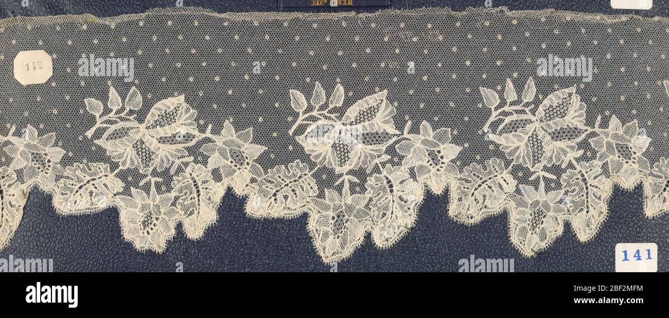 Textile. Filet machine brodé, bordure florale naturaliste ; Bretagne du milieu du XIXe siècle Banque D'Images