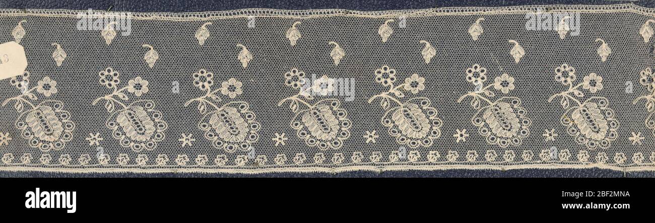 Textile. Filet machine brodé, unité fleurie répétée ; Bretagne fin XIXe siècle Banque D'Images