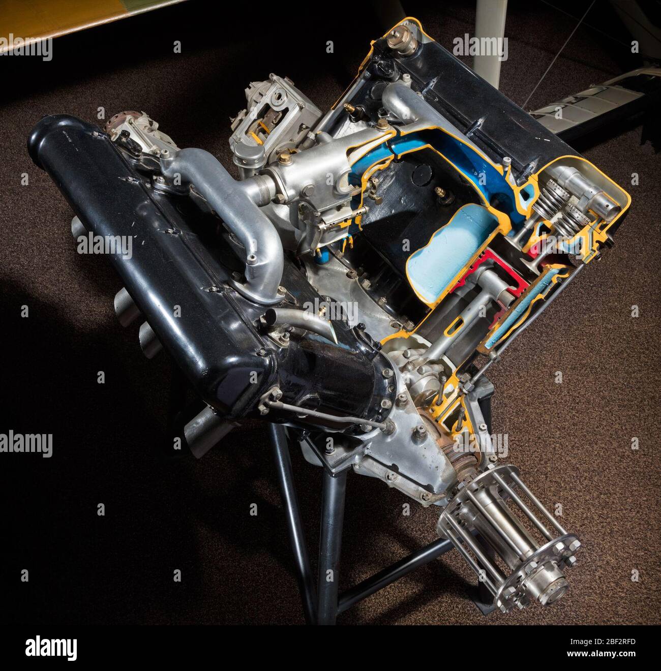 HispanoSuiza UN moteur WrightMartin version 8. Type: Alternatif, de type V, 8 cylindres, liquide-refroidissement puissance nominale: 112 kW (150 ch) à 1 450 rpmcylindrée: 11,78 L (718,88 cu in.)alésage et course: 120 mm (4,72 po) x 130 mm (5,12 po)poids (sec): 202 kg (445 lb)Hispano-Suiza moteurs ont été développés par Marc Birkigt, Suisse Banque D'Images