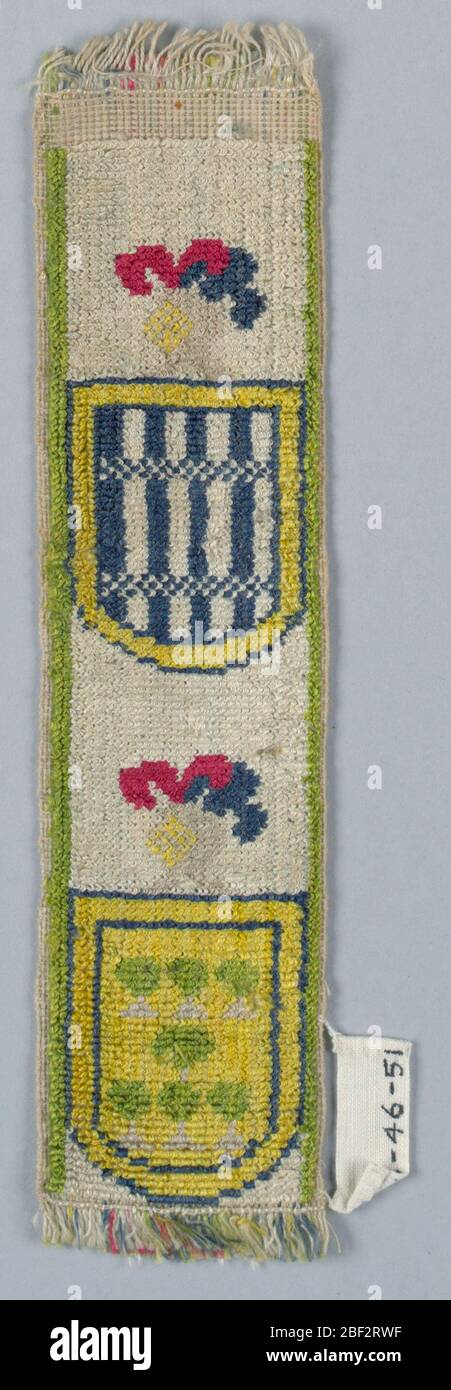 Rognage. Deux boucliers, sous un casque plombé, montrant des appareils d'armoriaux, en rouge, bleu, jaune et rouge sur blanc. Banque D'Images